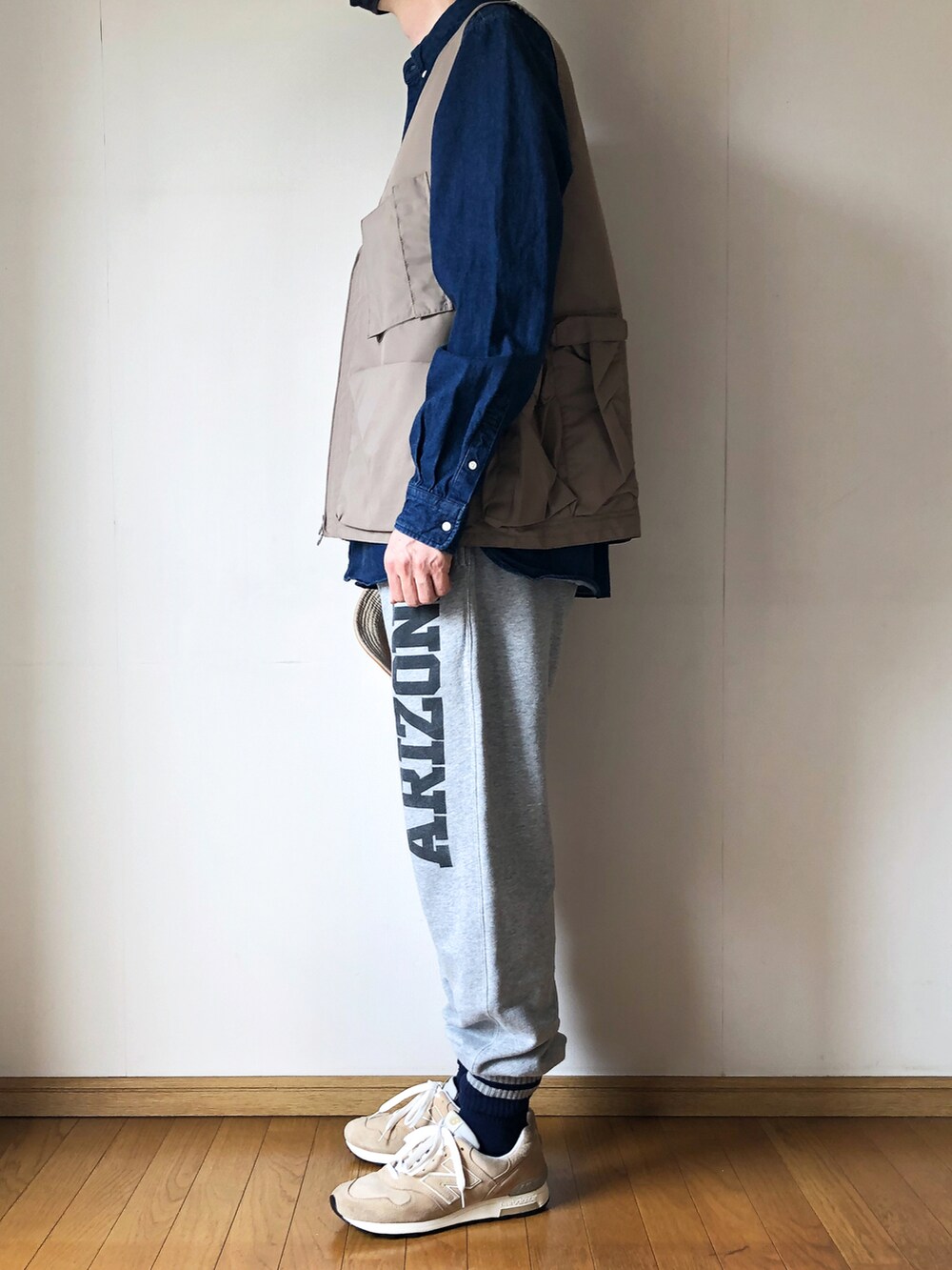 ベージュ系のベスト、ブルー系のシャツ/ブラウス、グレー系のスウェットパンツを着用したメンズの春コーディネートの3枚目の写真