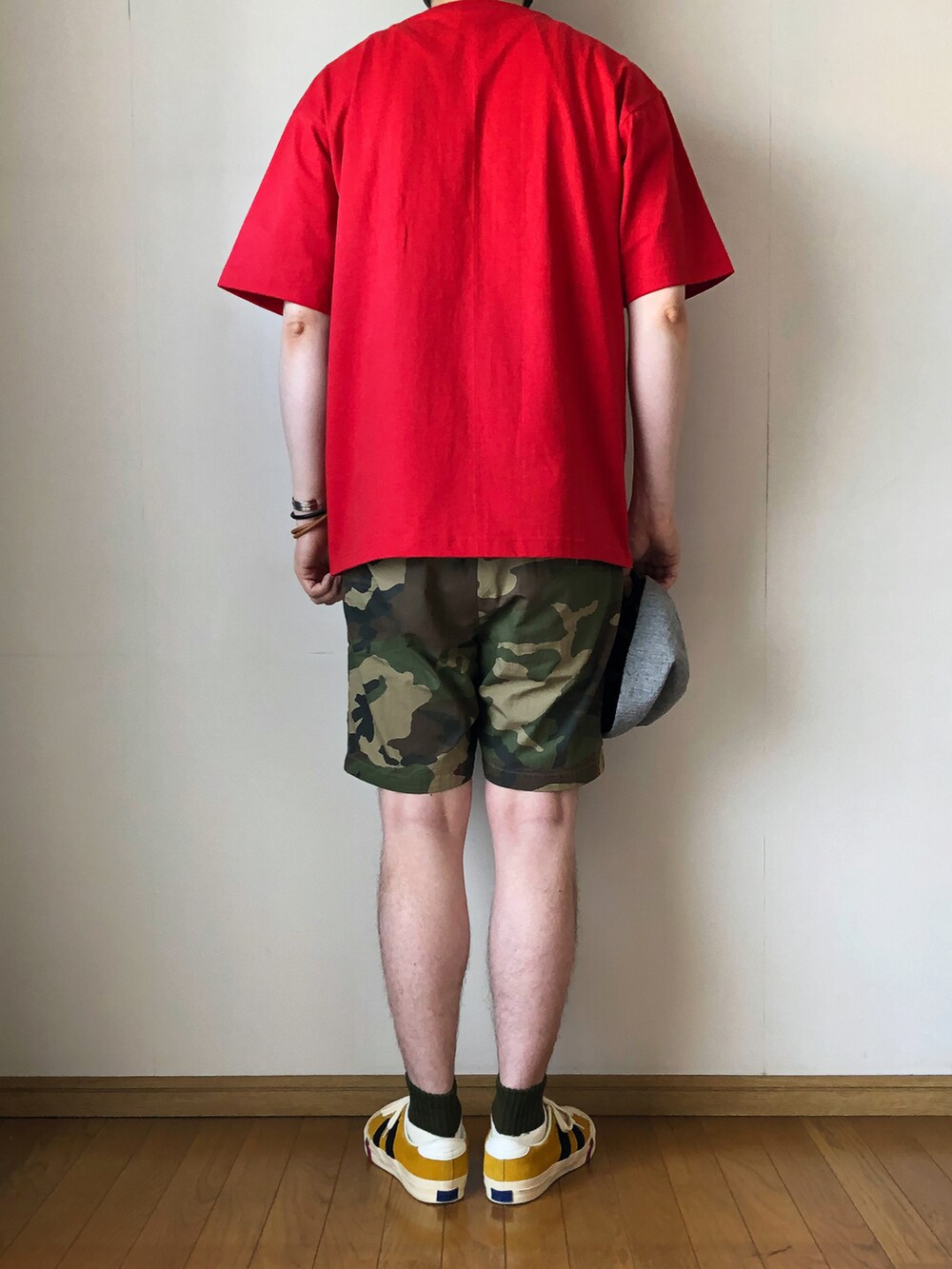 レッド系のTシャツ/カットソー、ブラウン系のパンツ、ゴールド系のスニーカーを着用したメンズの春コーディネートの4枚目の写真