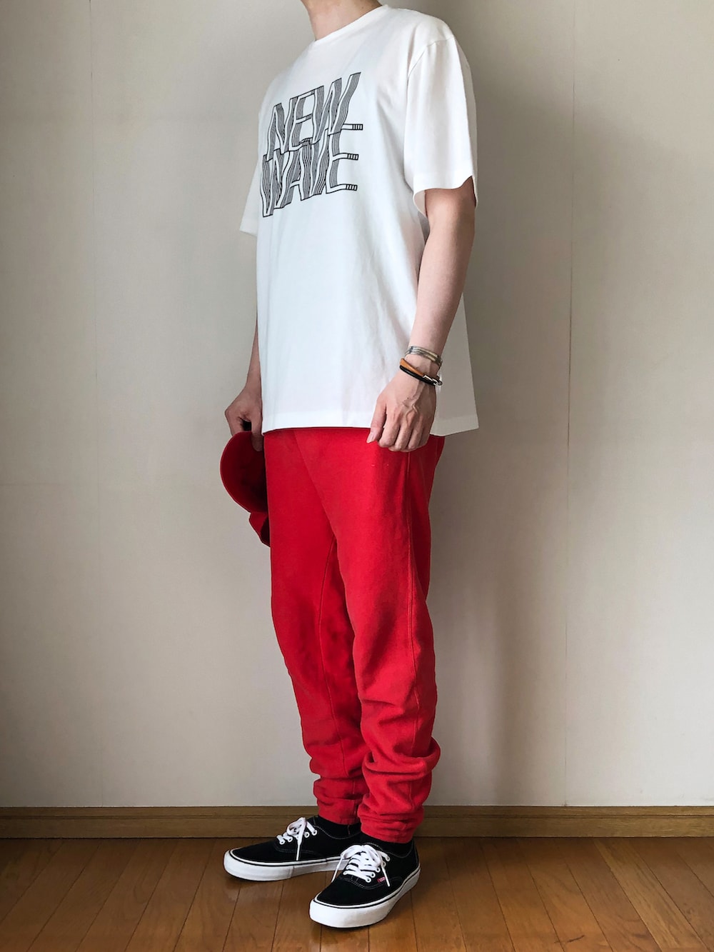 ホワイト系のTシャツ/カットソー、レッド系のスウェットパンツ、ブラック系のスニーカーを着用したメンズの夏コーディネートの2枚目の写真