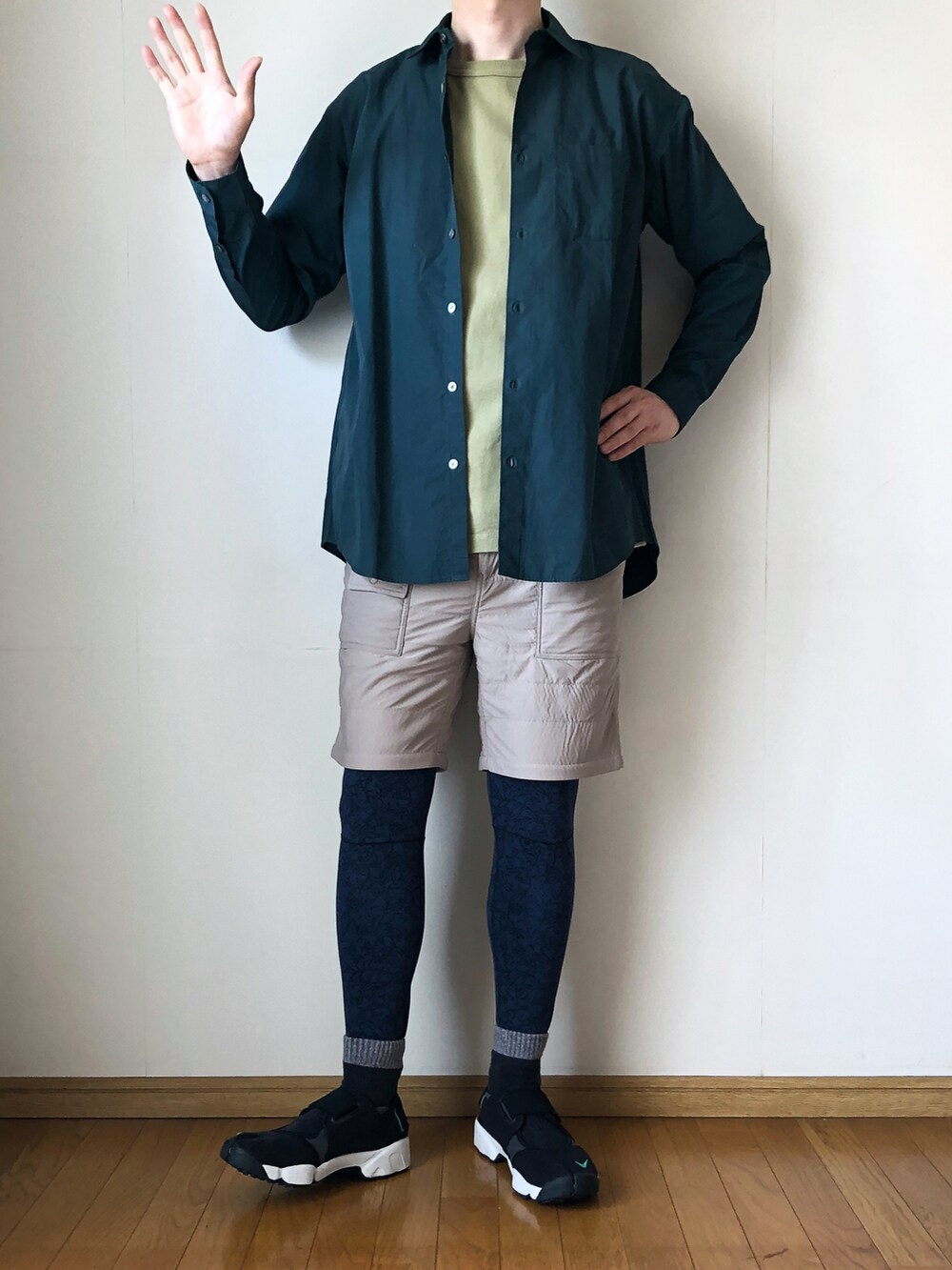「リネンシャツ、リネン、ネオンカラー、ネオンイエロー、レイヤードスタイル、ロゴキャップ、キャップ、スウェットパンツ、ロゴスウェット、サンダルに靴下、バイカラー、スポーツサンダル、スポサン、カラー×コーデ、ゆりポ」|「URBAN RESEARCH DOORSのブロードルーズシャツ(シャツ/ブラウス、グリーン系)」を使った、となりさん(メンズ・179cm)の春コーディネートの5枚目の写真