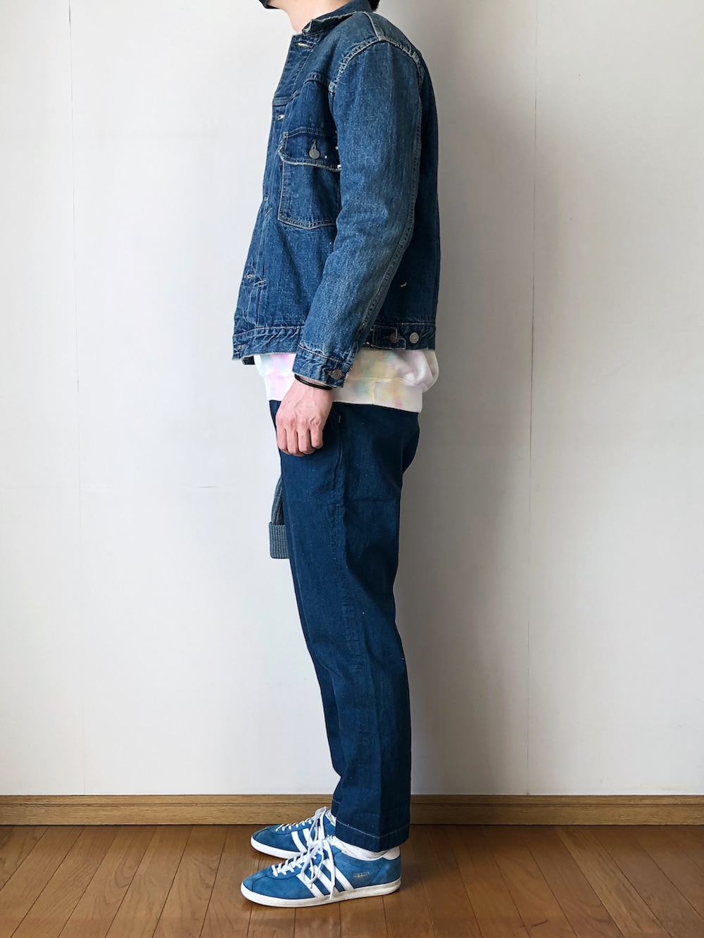 ブルー系のデニムジャケット、その他のスウェット、その他のスウェットを着用したメンズの冬コーディネートの3枚目の写真