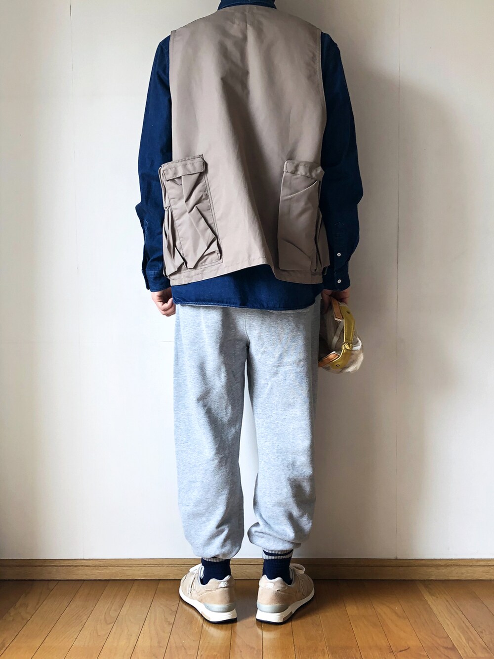 ベージュ系のベスト、ブルー系のシャツ/ブラウス、グレー系のスウェットパンツを着用したメンズの春コーディネートの4枚目の写真