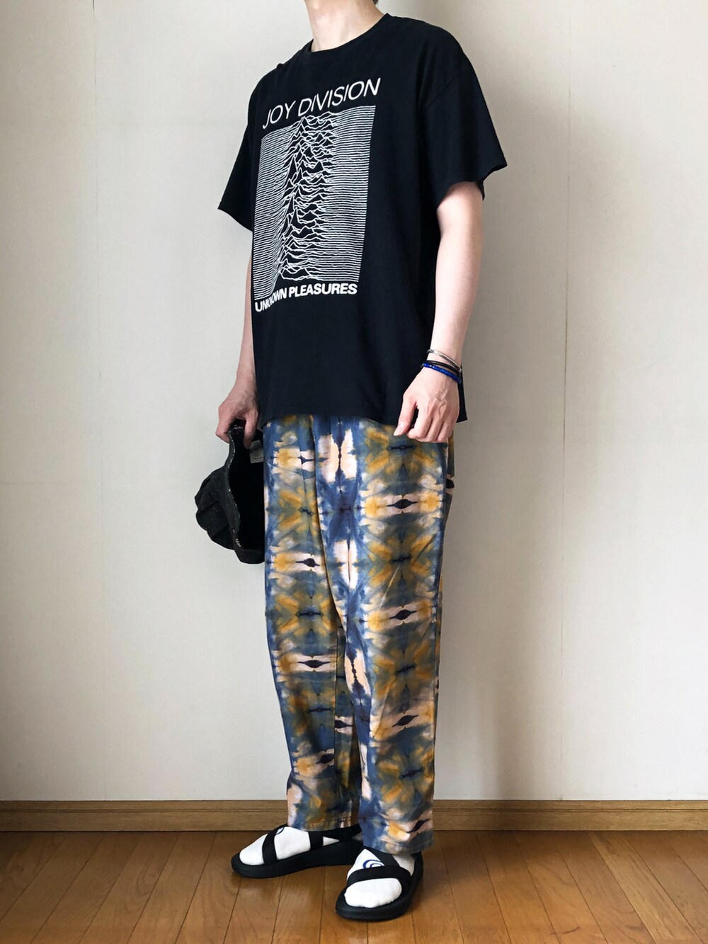 ブラック系のTシャツ/カットソー、ブルー系のその他パンツ、ブラック系のサンダルを着用したメンズの夏コーディネートの2枚目の写真