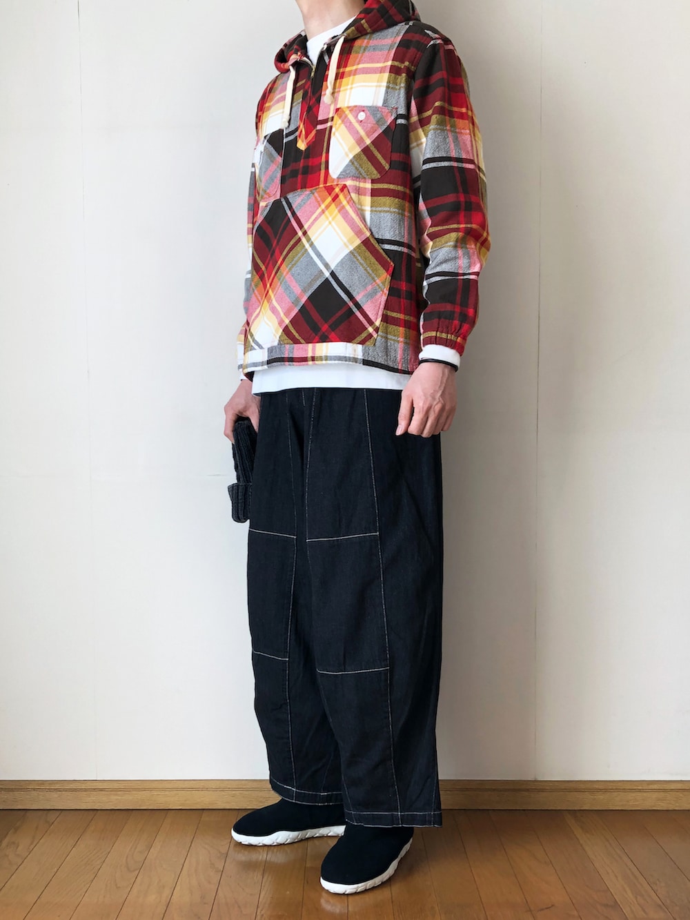 ブラウン系のシャツ/ブラウス、ホワイト系のTシャツ/カットソー、ブラック系のパンツを着用したメンズの春コーディネートの2枚目の写真