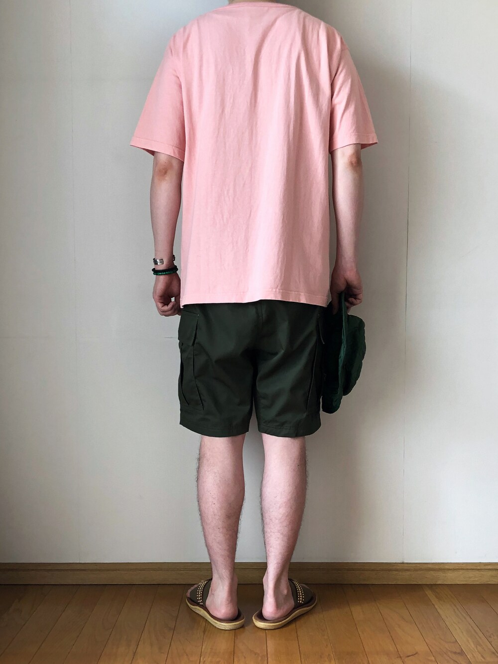 ピンク系のTシャツ/カットソー、グリーン系のカーゴパンツ、ブラウン系のサンダルを着用したメンズの夏コーディネートの4枚目の写真