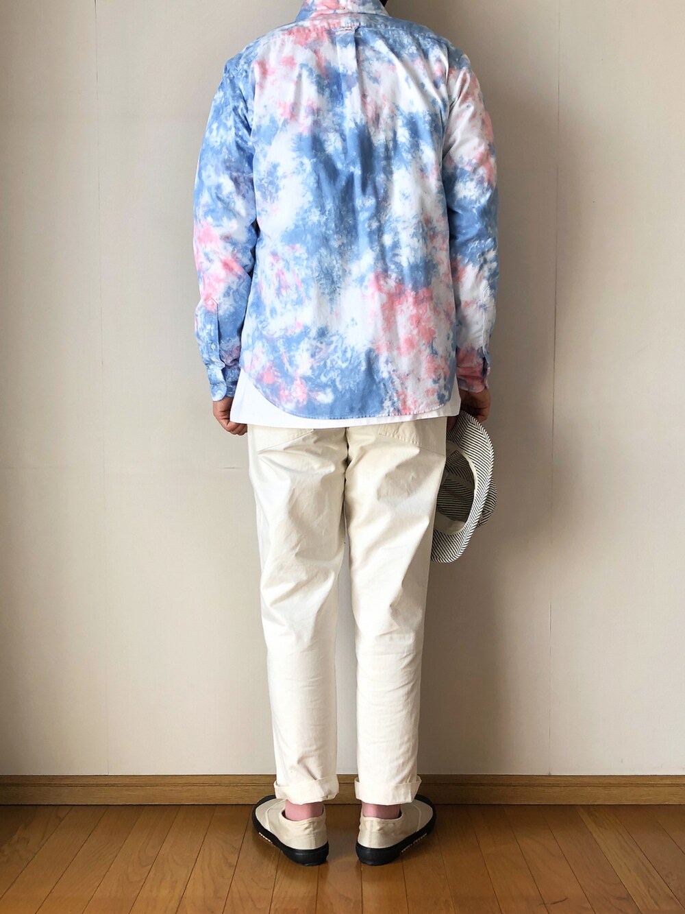 その他のシャツ/ブラウス、その他のシャツ/ブラウス、ホワイト系のTシャツ/カットソーを着用したメンズの春コーディネートの4枚目の写真