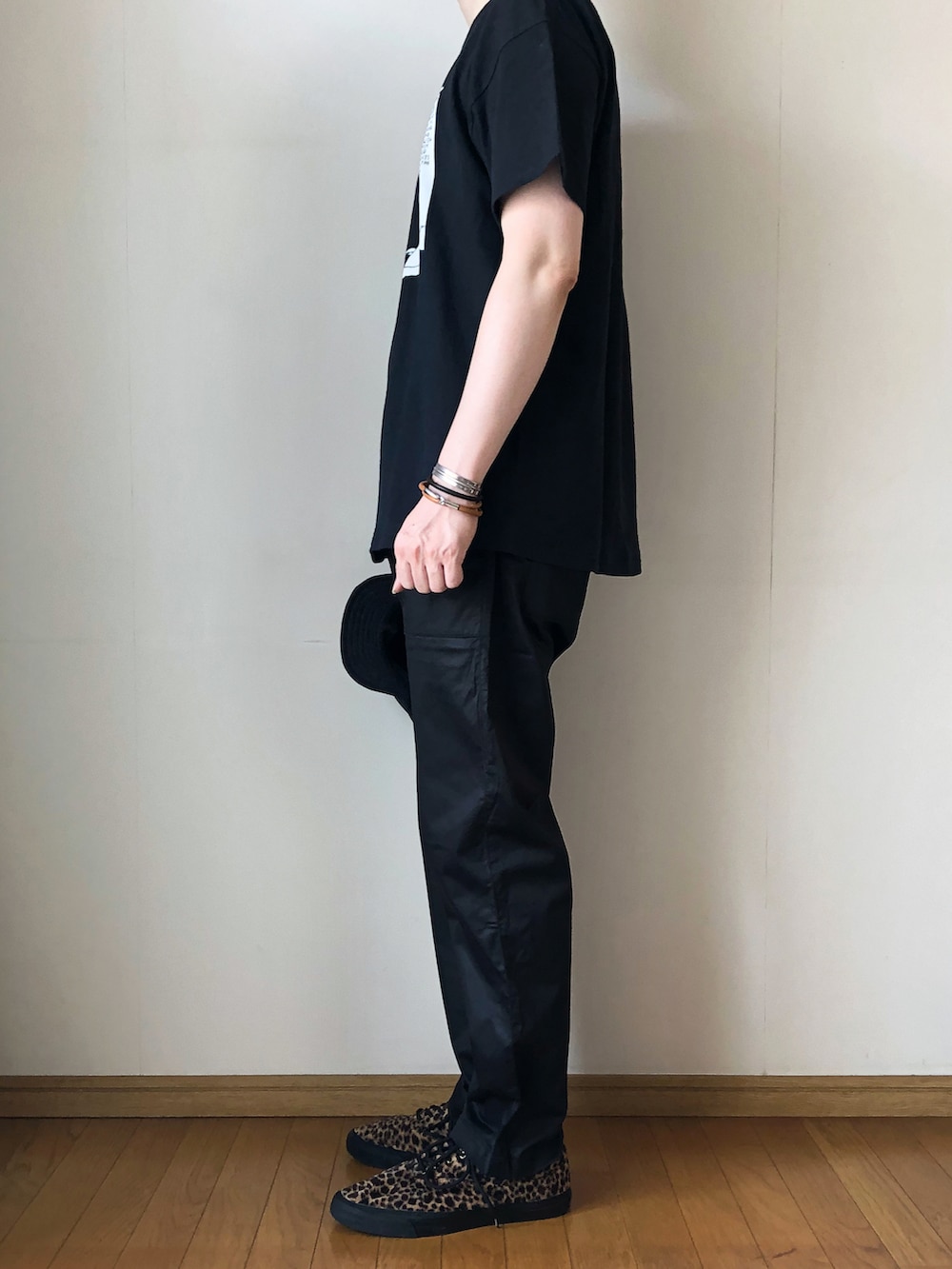 ブラック系のTシャツ/カットソー、ブラック系のその他パンツ、その他のスニーカーを着用したメンズの夏コーディネートの3枚目の写真