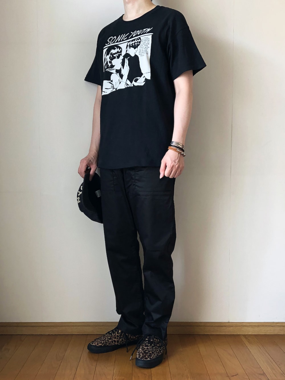 ブラック系のTシャツ/カットソー、ブラック系のその他パンツ、その他のスニーカーを着用したメンズの夏コーディネートの2枚目の写真