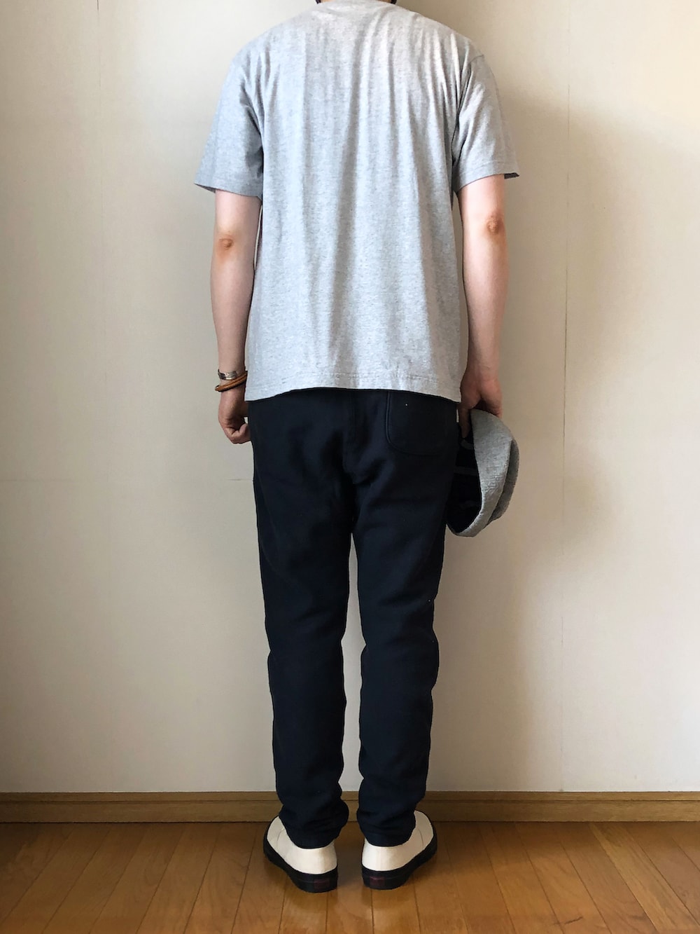 グレー系のTシャツ/カットソー、ブラック系のその他パンツ、ホワイト系のスニーカーを着用したメンズの夏コーディネートの4枚目の写真