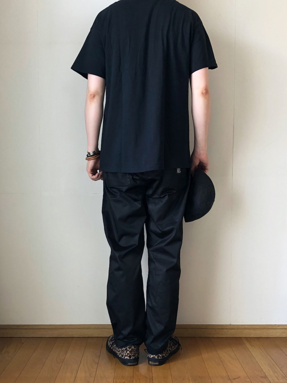 ブラック系のTシャツ/カットソー、ブラック系のその他パンツ、その他のスニーカーを着用したメンズの夏コーディネートの4枚目の写真