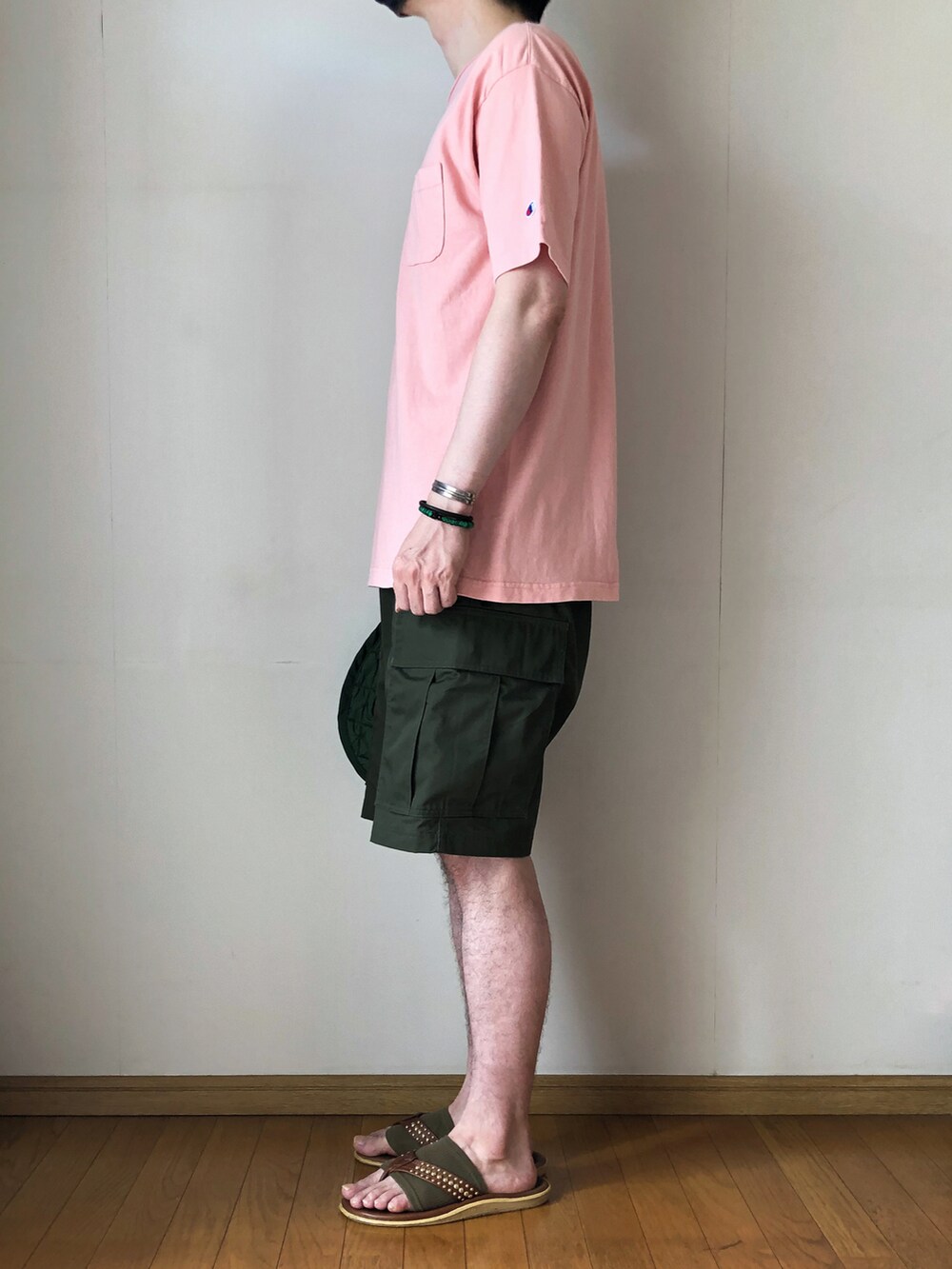 ピンク系のTシャツ/カットソー、グリーン系のカーゴパンツ、ブラウン系のサンダルを着用したメンズの夏コーディネートの3枚目の写真