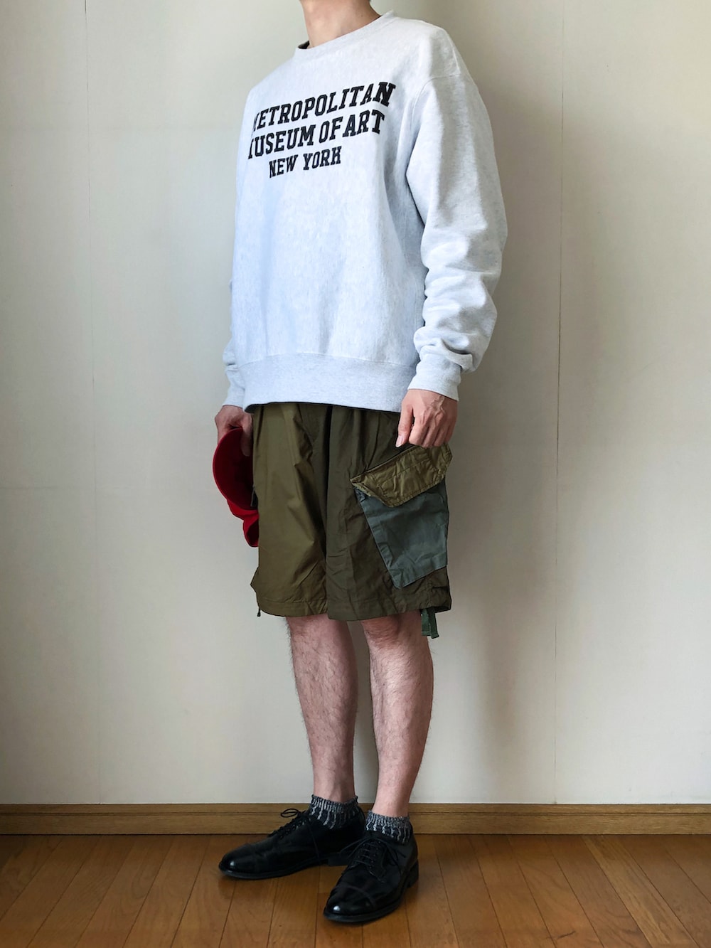「ゆるコーデ、ビッグシルエット、メトロポリタン美術館、ロゴスウェット、スウェット、ショートパンツ、短パン、クレイジーパターン、ミリタリー、ワンポイント、キャップ、赤キャップ、ドレスシューズ、革靴、ミリタリーダービーシューズ」|「ChampionのThe MET(スウェット、グレー系)」を使った、となりさん(メンズ・179cm)の春コーディネートの2枚目の写真