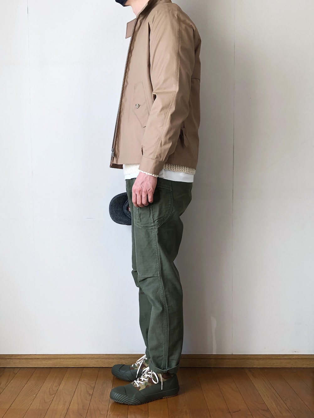 ベージュ系のブルゾン、ベージュ系のニット/セーター、ホワイト系のTシャツ/カットソーを着用したメンズの冬コーディネートの3枚目の写真