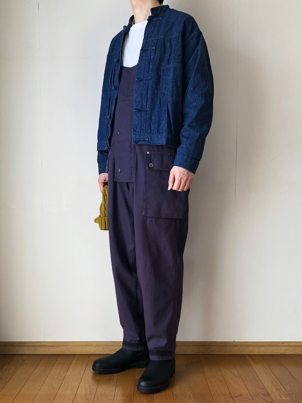 ブルー系のデニムジャケット、ホワイト系のTシャツ/カットソー、ブルー系のサロペット/オーバーオールを着用したメンズの春コーディネートの2枚目の写真