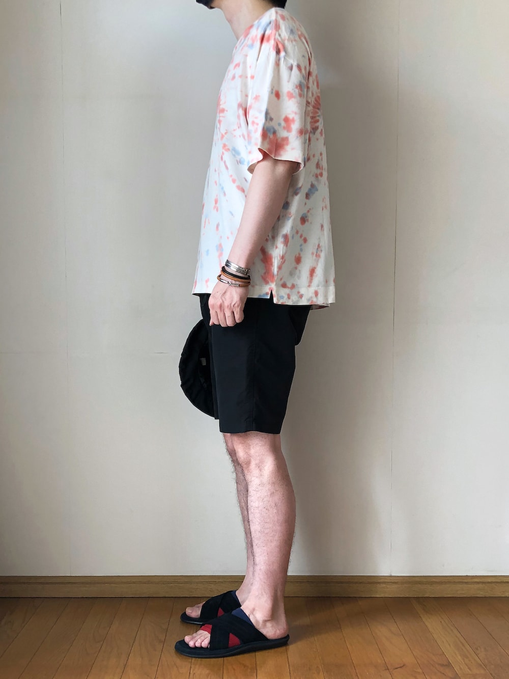 その他のTシャツ/カットソー、ブラック系のその他パンツ、ブラック系のサンダルを着用したメンズの夏コーディネートの3枚目の写真