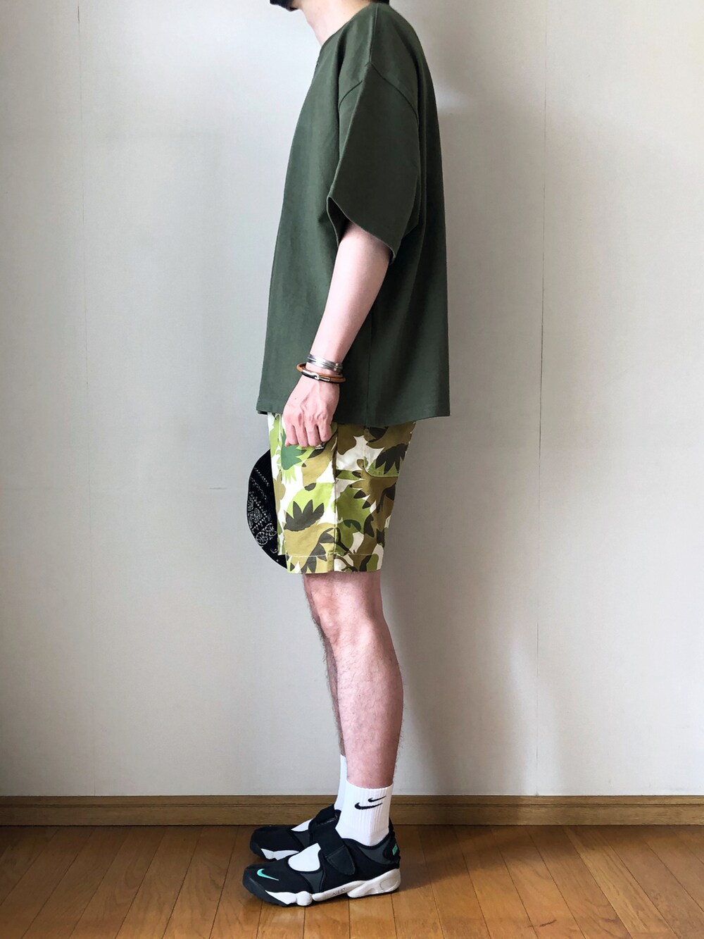 グリーン系のTシャツ/カットソー、グリーン系のパンツ、ブラック系のサンダルを着用したメンズの夏コーディネートの3枚目の写真