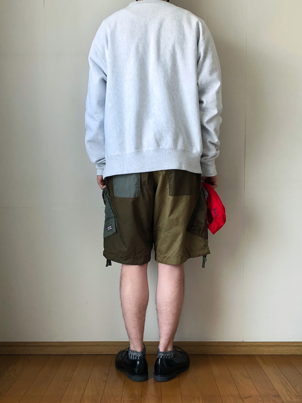 「ゆるコーデ、ビッグシルエット、メトロポリタン美術館、ロゴスウェット、スウェット、ショートパンツ、短パン、クレイジーパターン、ミリタリー、ワンポイント、キャップ、赤キャップ、ドレスシューズ、革靴、ミリタリーダービーシューズ」|「ChampionのThe MET(スウェット、グレー系)」を使った、となりさん(メンズ・179cm)の春コーディネートの4枚目の写真
