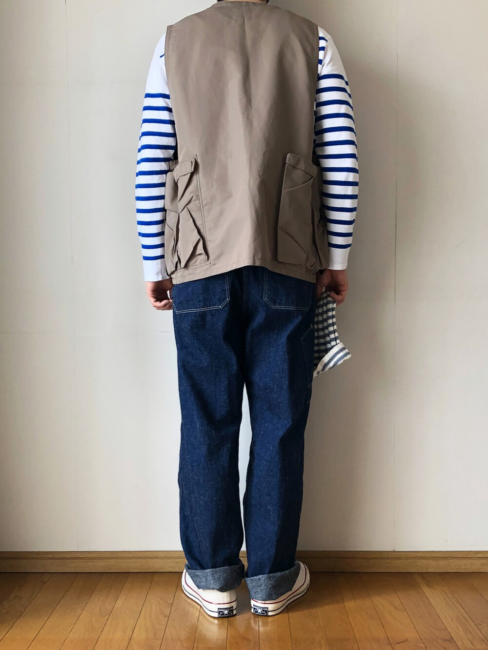 ベージュ系のベスト、ブルー系のTシャツ/カットソー、ブルー系のサロペット/オーバーオールを着用したメンズの春コーディネートの4枚目の写真