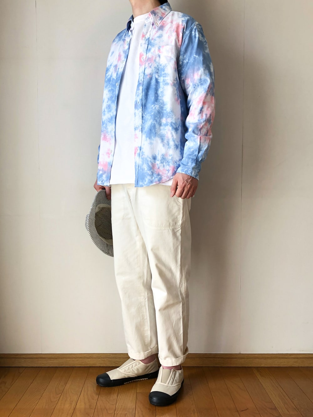 その他のシャツ/ブラウス、その他のシャツ/ブラウス、ホワイト系のTシャツ/カットソーを着用したメンズの春コーディネートの2枚目の写真