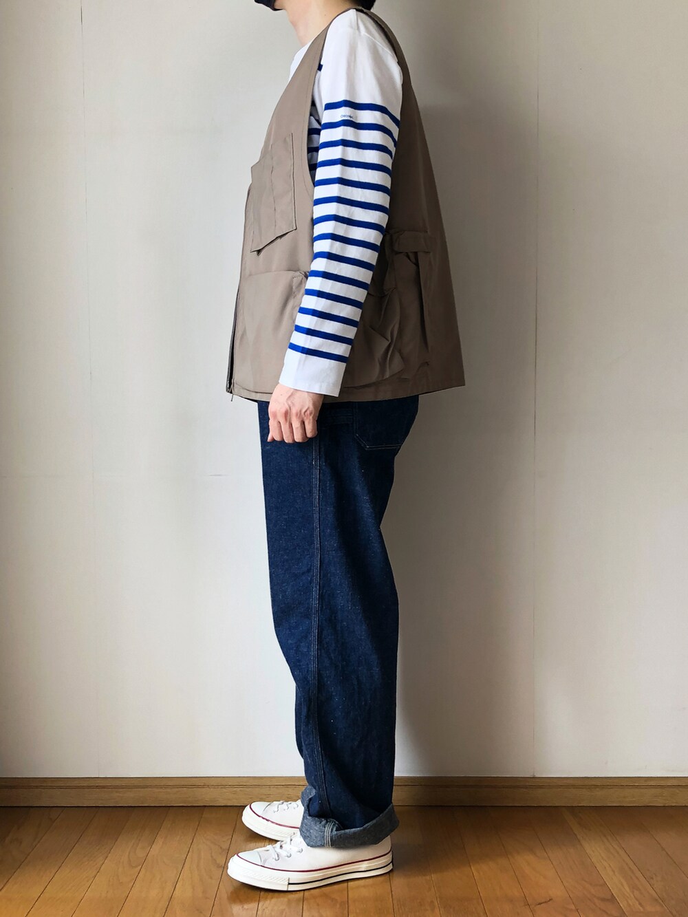 ベージュ系のベスト、ブルー系のTシャツ/カットソー、ブルー系のサロペット/オーバーオールを着用したメンズの春コーディネートの3枚目の写真