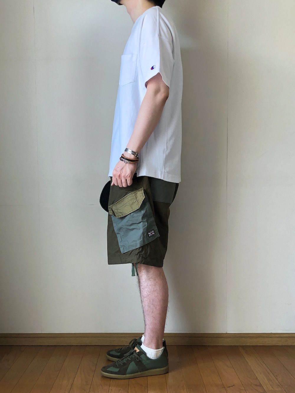 ホワイト系のTシャツ/カットソー、グリーン系のその他パンツ、グリーン系のスニーカーを着用したメンズの夏コーディネートの3枚目の写真