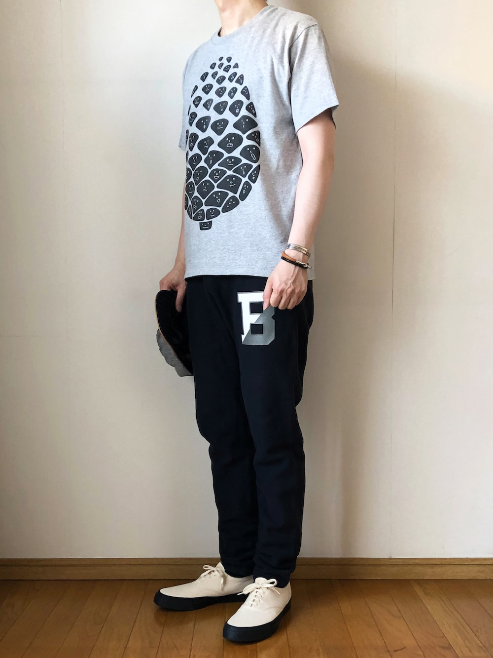 グレー系のTシャツ/カットソー、ブラック系のその他パンツ、ホワイト系のスニーカーを着用したメンズの夏コーディネートの2枚目の写真