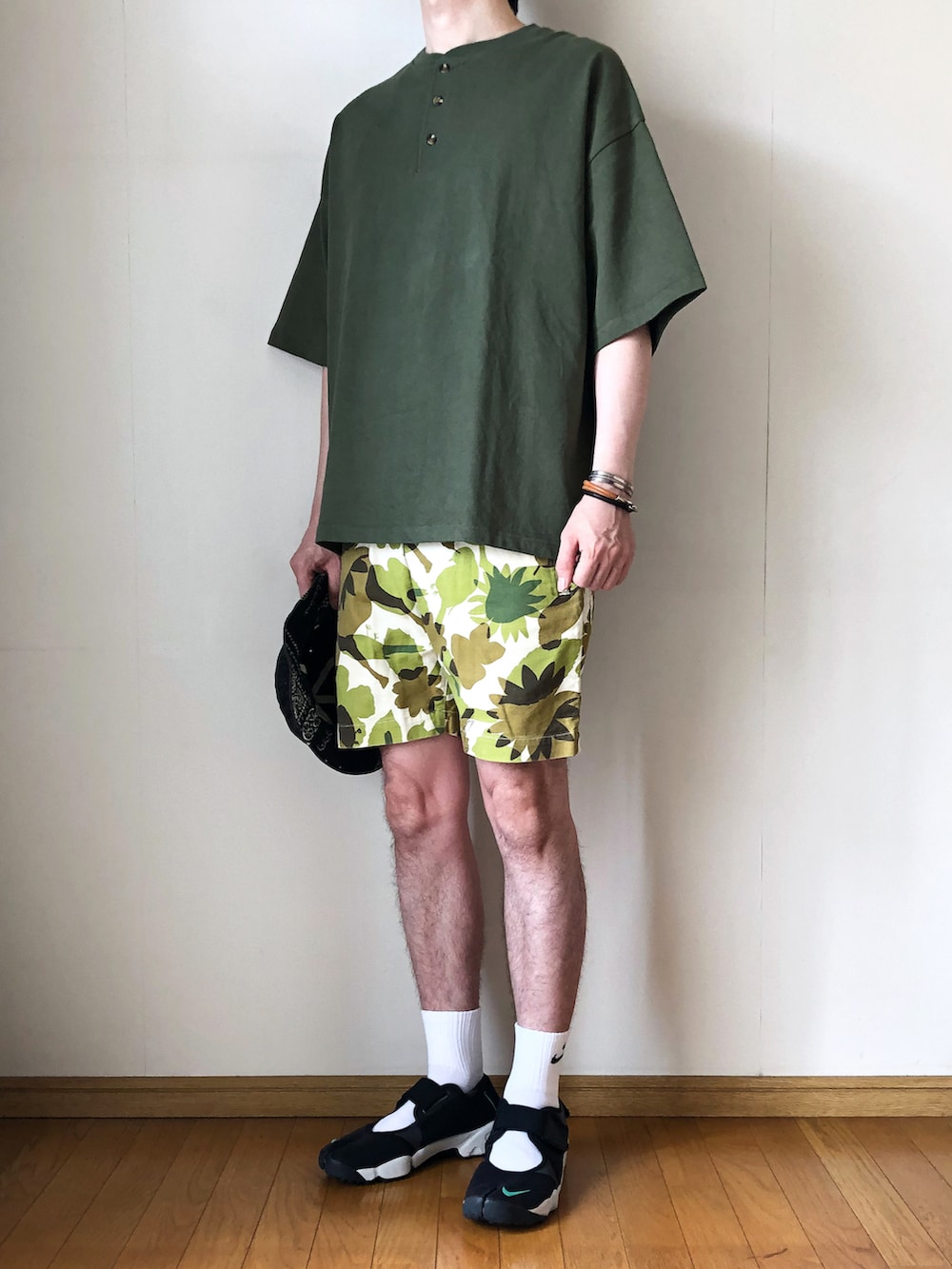 グリーン系のTシャツ/カットソー、グリーン系のパンツ、ブラック系のサンダルを着用したメンズの夏コーディネートの2枚目の写真