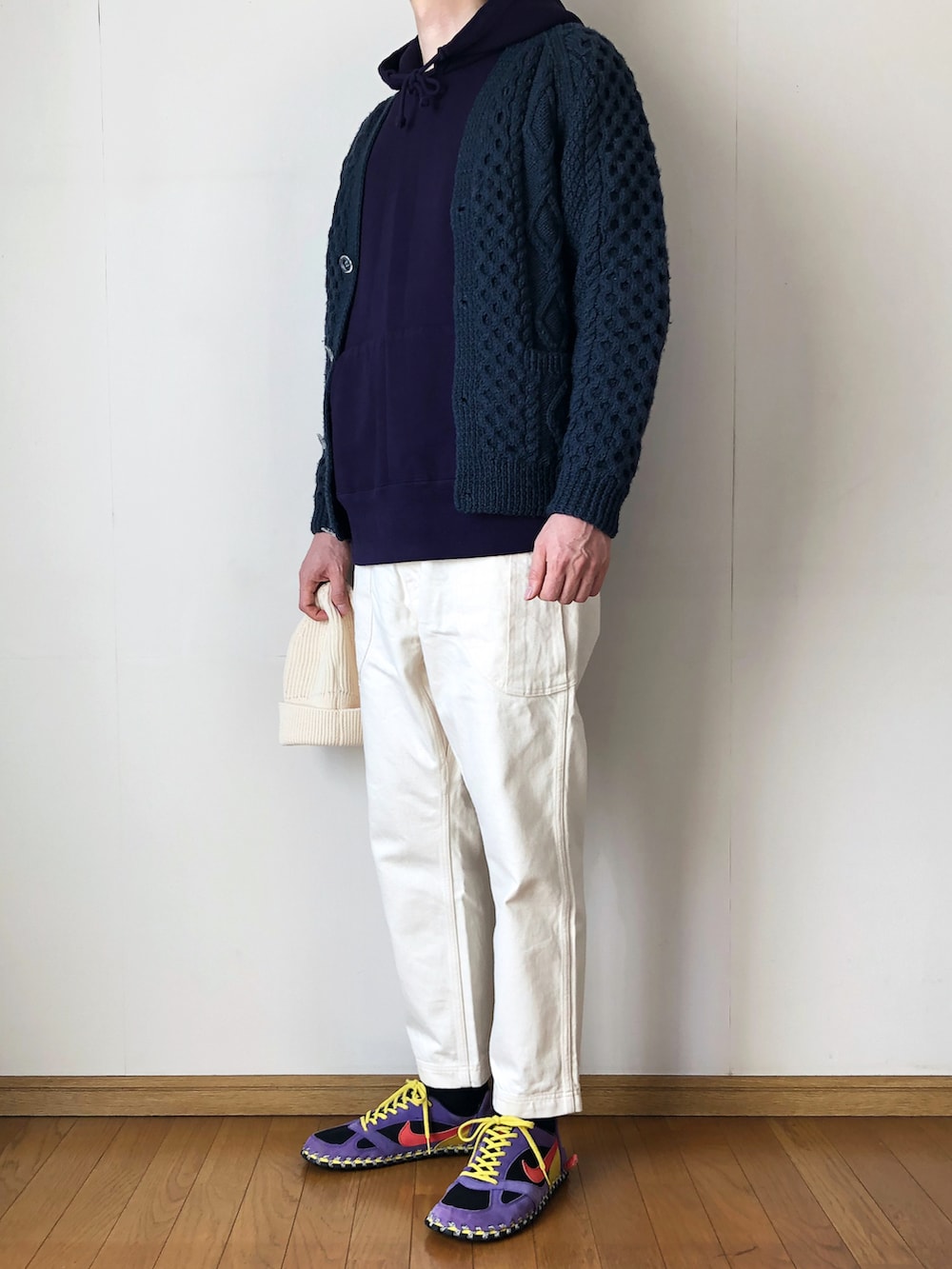 ブルー系のカーディガン/ボレロ、パープル系のパーカー、ホワイト系のカーゴパンツを着用したメンズの冬コーディネートの2枚目の写真