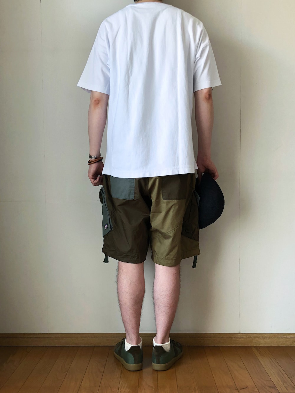 ホワイト系のTシャツ/カットソー、グリーン系のその他パンツ、グリーン系のスニーカーを着用したメンズの夏コーディネートの4枚目の写真