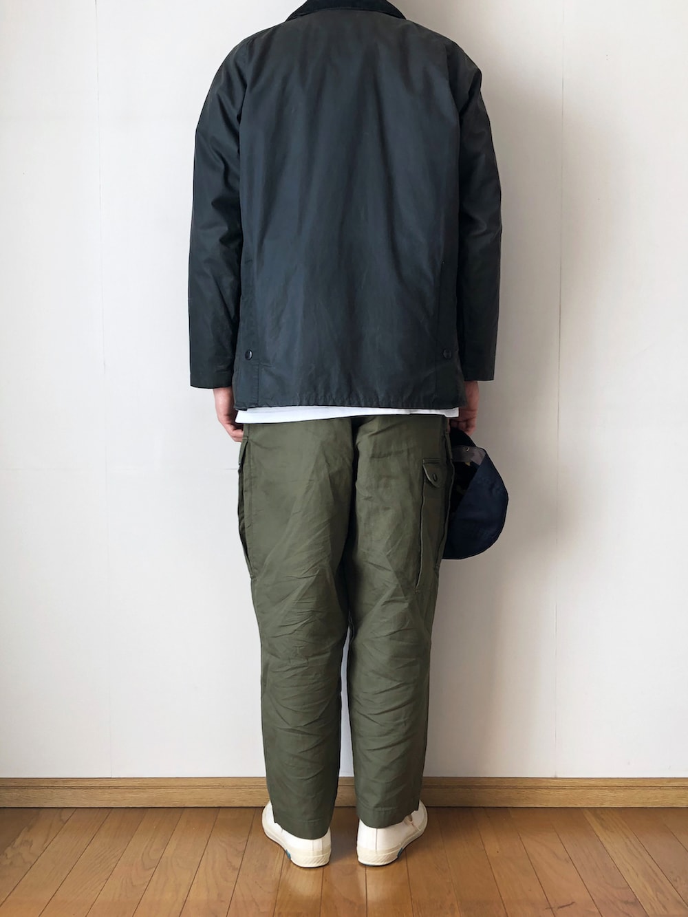 「オイルドジャケット、ビデイル、BEDALE、ジージャン、白Tシャツ、レイヤードスタイル、キャップ、カーゴパンツ、白スニーカー、ローテクスニーカー、シューズライクポタリー」｜「BarbourのBEDALE 80's（その他アウター、ブルー系）」を使った、となりさん（メンズ・179cm）の冬コーディネートの4枚目の写真