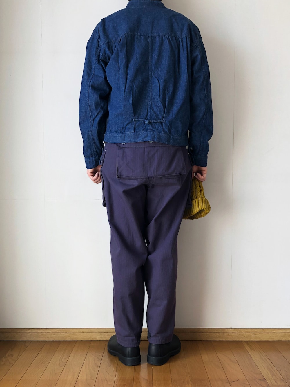 ブルー系のデニムジャケット、ホワイト系のTシャツ/カットソー、ブルー系のサロペット/オーバーオールを着用したメンズの春コーディネートの4枚目の写真