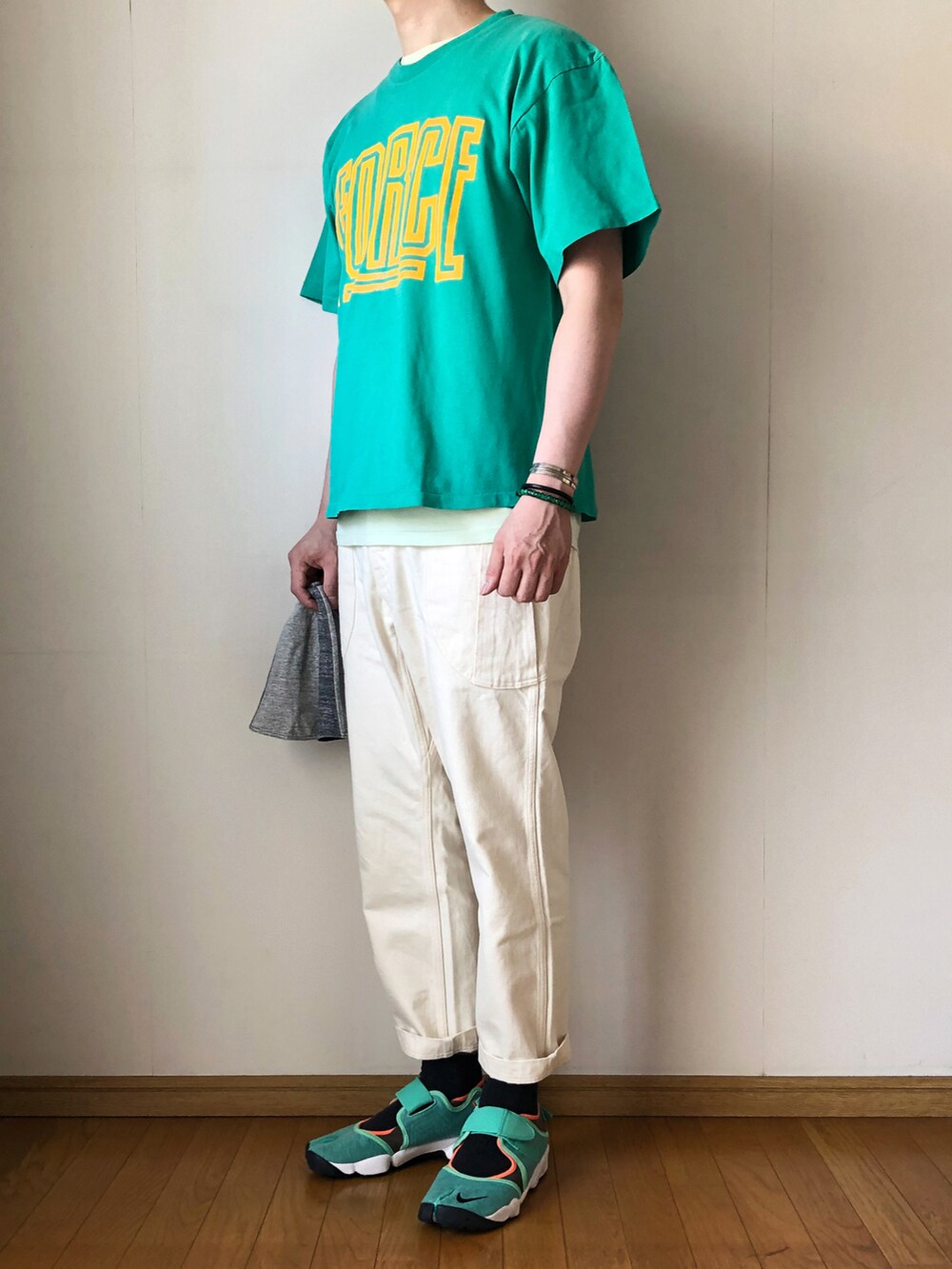 「古着MIX、ロゴT、ロゴ、ナイキ、FORCE、レイヤードスタイル、チューリップハット、白パンツ、ファティーグパンツ、足袋、足袋ソックス、エアリフト、AIR RIFT、黄緑、派手」｜「NIKEのused 90's（Tシャツ/カットソー、グリーン系）」を使った、となりさん（メンズ・179cm）の夏コーディネートの2枚目の写真