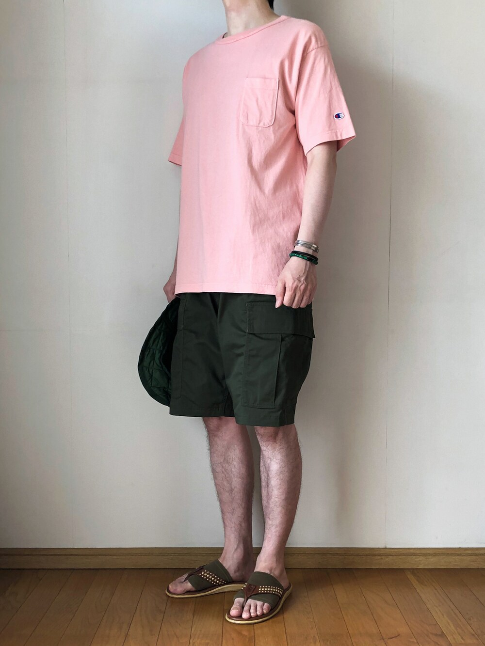 ピンク系のTシャツ/カットソー、グリーン系のカーゴパンツ、ブラウン系のサンダルを着用したメンズの夏コーディネートの2枚目の写真