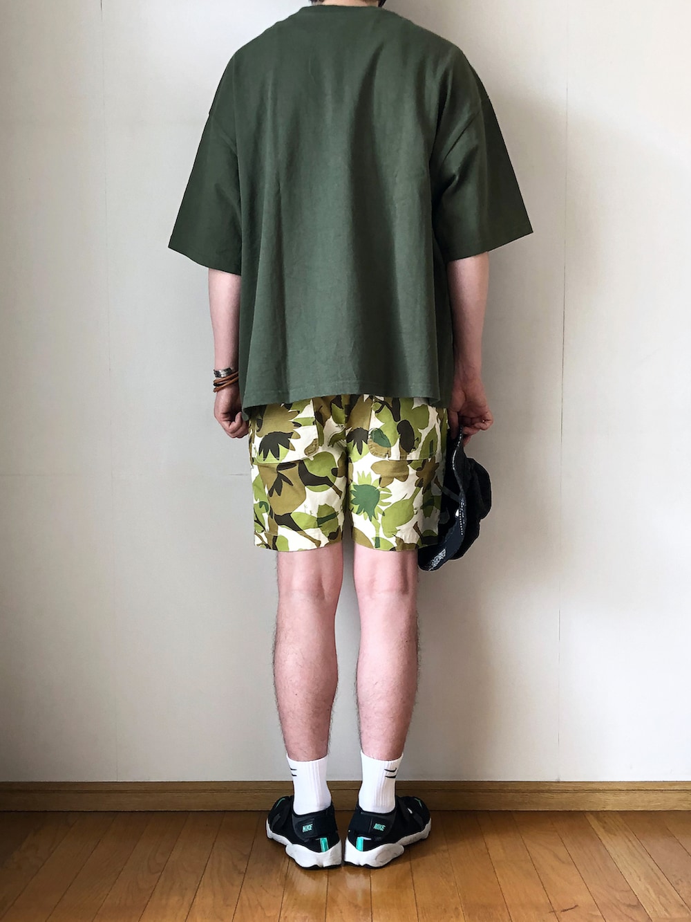 グリーン系のTシャツ/カットソー、グリーン系のパンツ、ブラック系のサンダルを着用したメンズの夏コーディネートの4枚目の写真