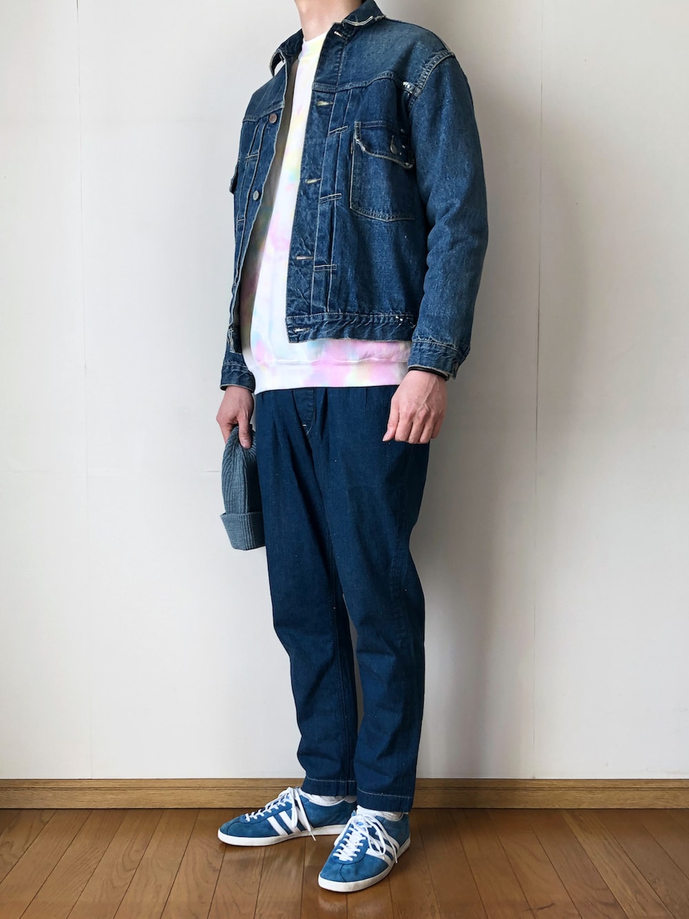 ブルー系のデニムジャケット、その他のスウェット、その他のスウェットを着用したメンズの冬コーディネートの2枚目の写真