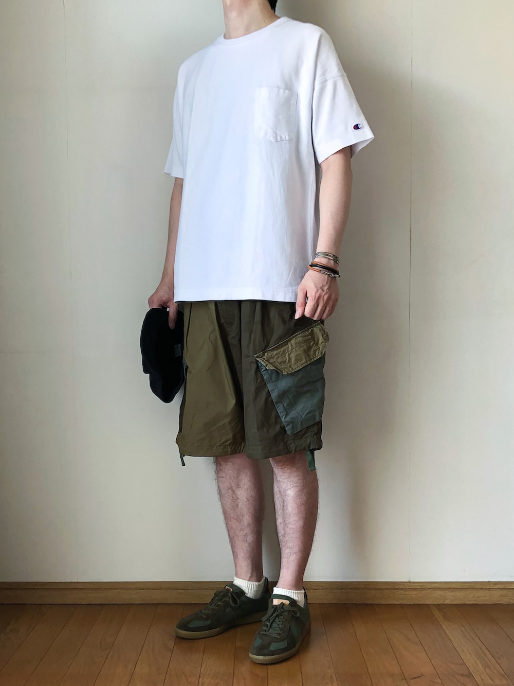 ホワイト系のTシャツ/カットソー、グリーン系のその他パンツ、グリーン系のスニーカーを着用したメンズの夏コーディネートの2枚目の写真