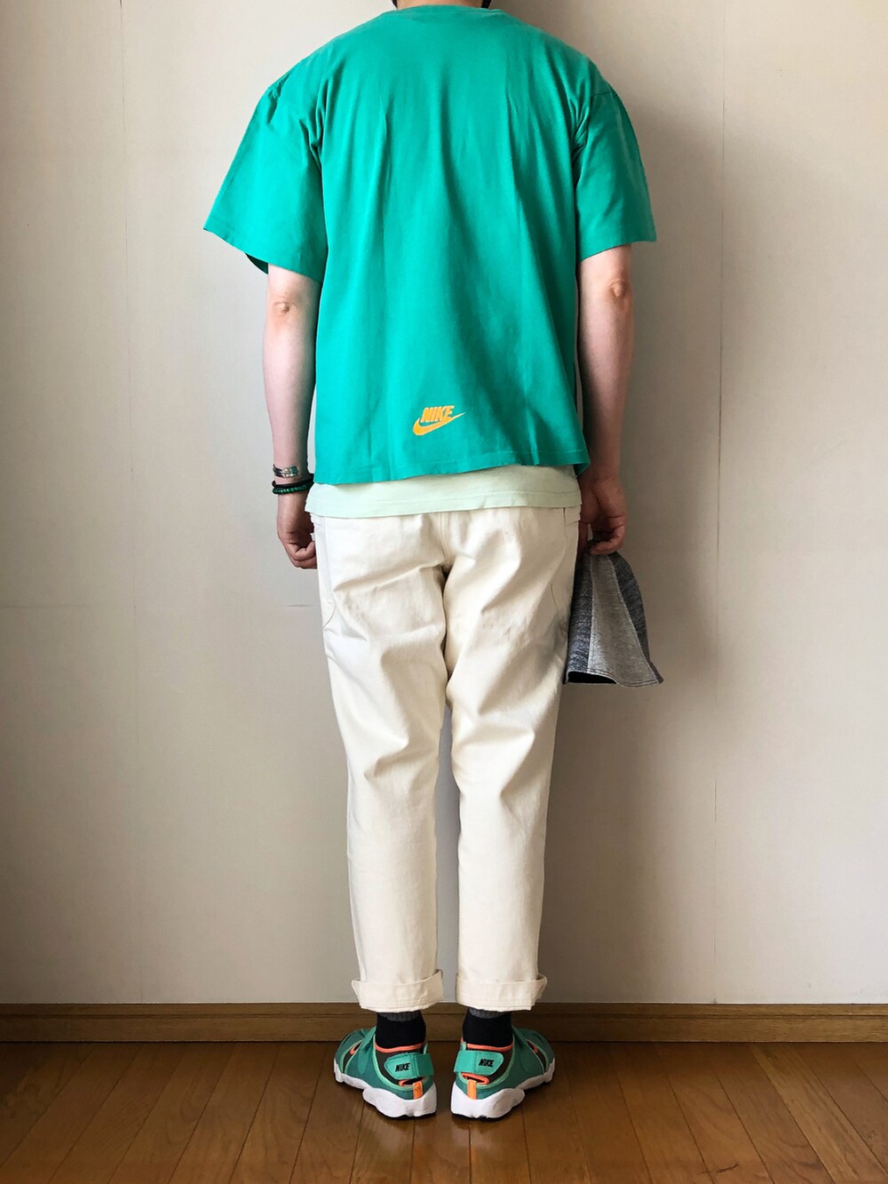 「古着MIX、ロゴT、ロゴ、ナイキ、FORCE、レイヤードスタイル、チューリップハット、白パンツ、ファティーグパンツ、足袋、足袋ソックス、エアリフト、AIR RIFT、黄緑、派手」｜「NIKEのused 90's（Tシャツ/カットソー、グリーン系）」を使った、となりさん（メンズ・179cm）の夏コーディネートの4枚目の写真