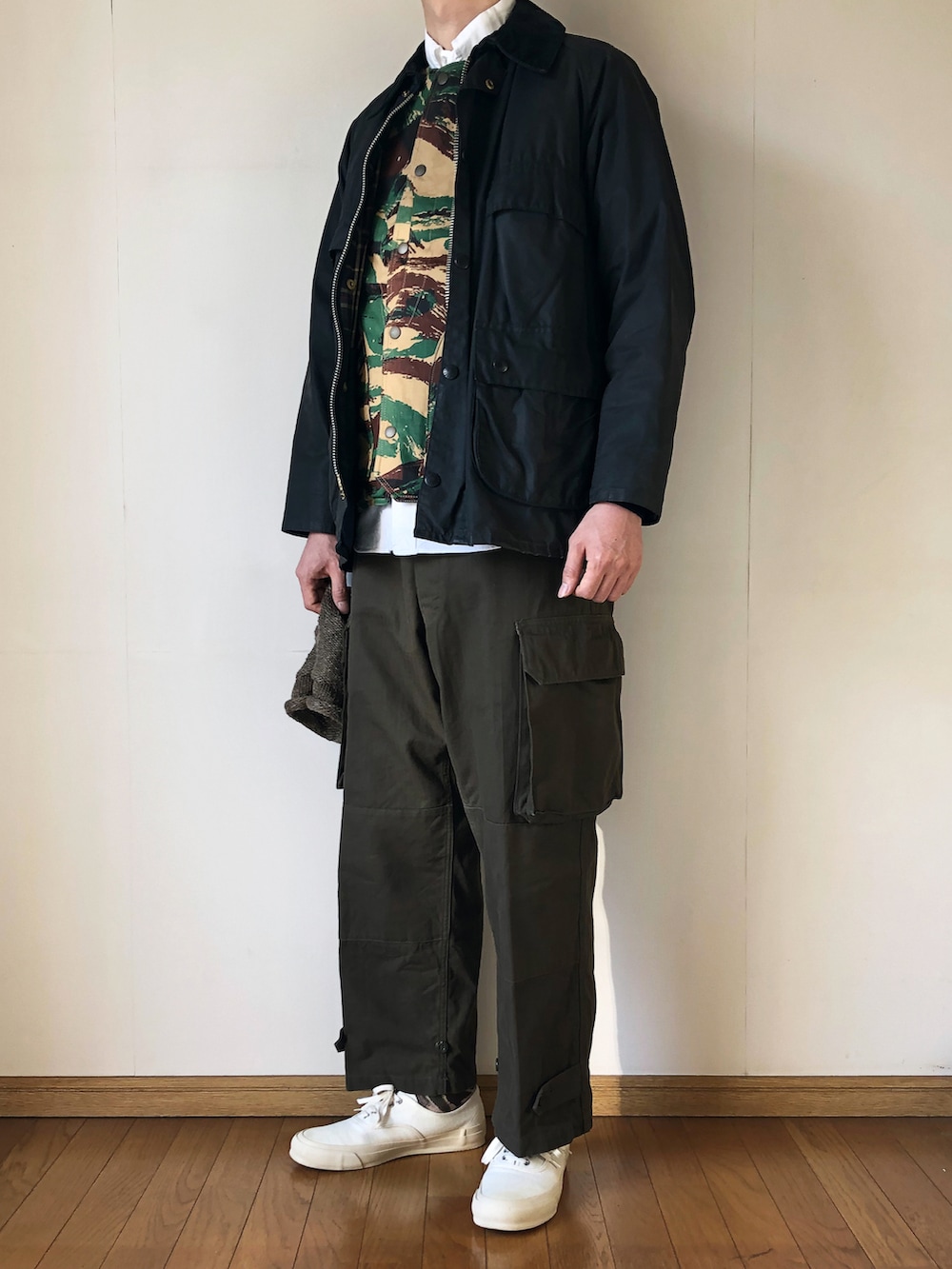 「オイルドジャケット、ビデイル、BEDALE、90’s、ダウンベスト、インナーダウン、カモフラ、ボタンダウンシャツ、白シャツ、ニット帽、ニットキャップ、m47、白スニーカー、ローテクスニーカー、古着MIX」|「BarbourのBEDALE 80's(その他アウター、ブルー系)」を使った、となりさん(メンズ・179cm)の冬コーディネートの2枚目の写真