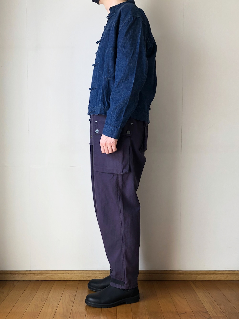 ブルー系のデニムジャケット、ホワイト系のTシャツ/カットソー、ブルー系のサロペット/オーバーオールを着用したメンズの春コーディネートの3枚目の写真