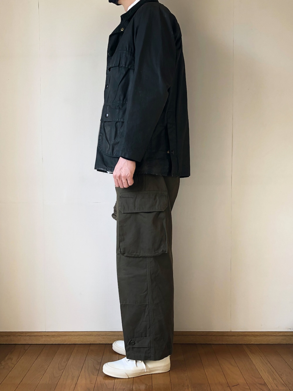 「オイルドジャケット、ビデイル、BEDALE、90’s、ダウンベスト、インナーダウン、カモフラ、ボタンダウンシャツ、白シャツ、ニット帽、ニットキャップ、m47、白スニーカー、ローテクスニーカー、古着MIX」|「BarbourのBEDALE 80's(その他アウター、ブルー系)」を使った、となりさん(メンズ・179cm)の冬コーディネートの3枚目の写真