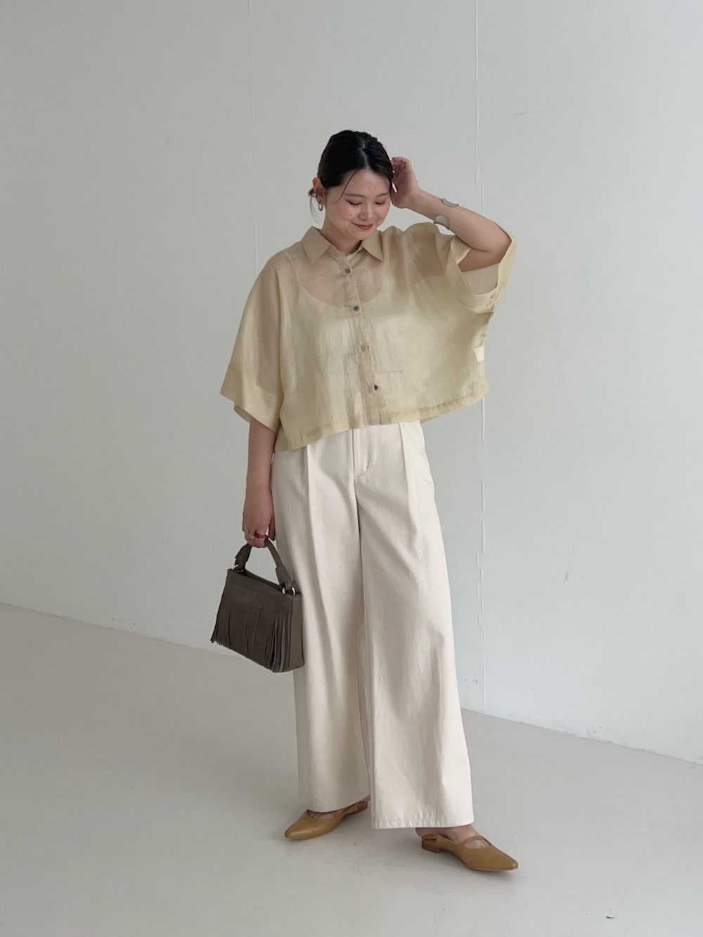 ベージュ系のその他パンツ、ベージュ系のシャツ/ブラウスを着用したレディースの夏コーディネートの2枚目の写真