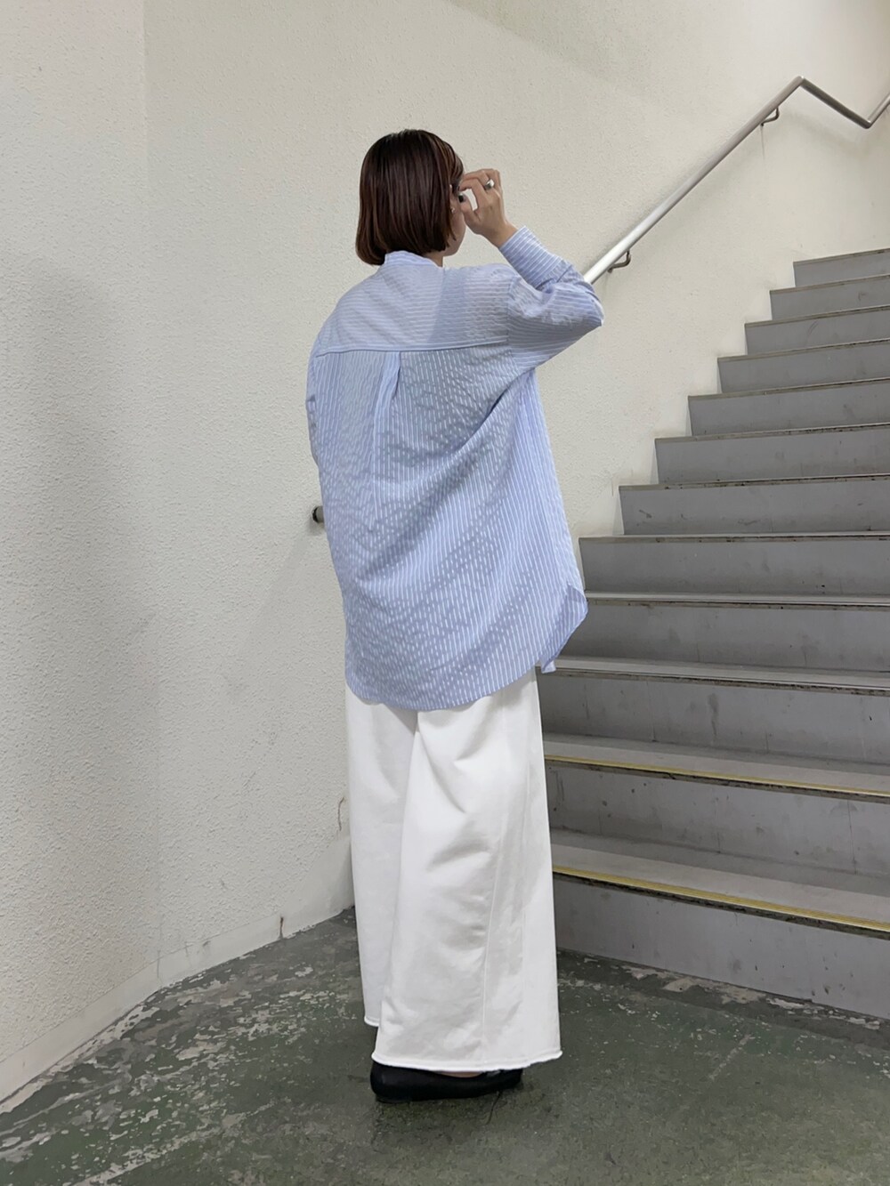 パープル系のシャツ/ブラウス、ホワイト系のその他パンツを着用したレディースの春コーディネートの3枚目の写真