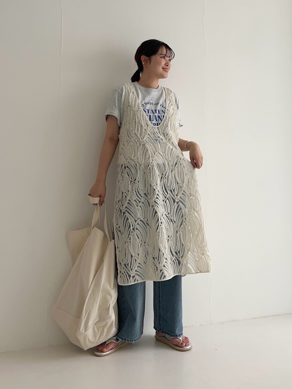 ホワイト系のワンピースを着用したレディースの春コーディネートの4枚目の写真