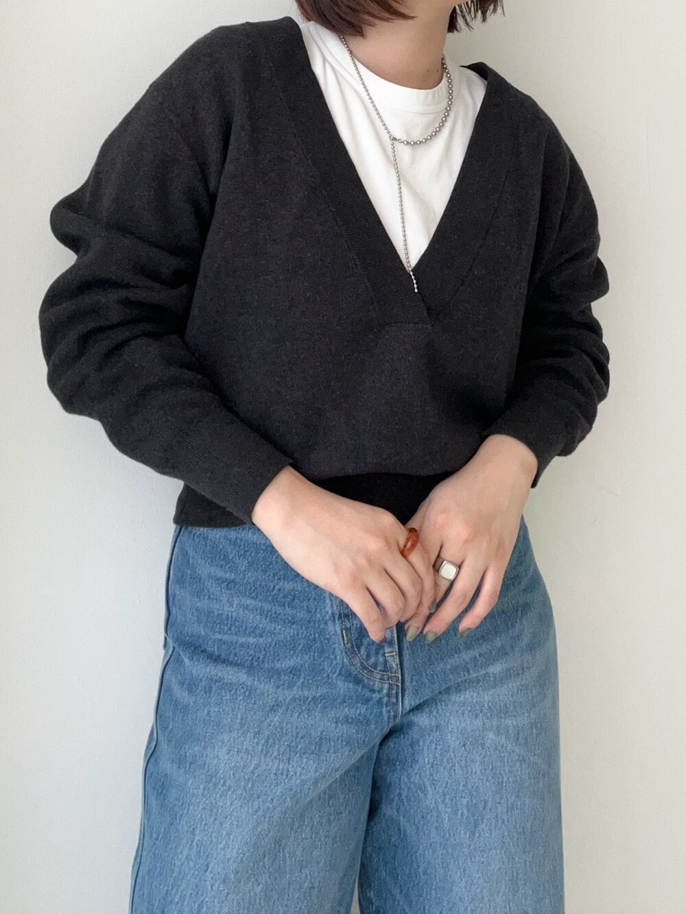 ブルー系のデニムパンツ、グレー系のニット/セーターを着用したレディースの秋コーディネートの5枚目の写真