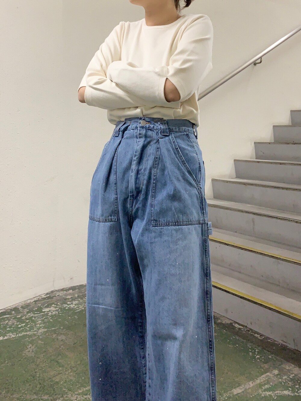 ブルー系のデニムパンツ、ホワイト系のTシャツ/カットソー、ブラック系のブーツを着用したレディースの冬コーディネートの3枚目の写真