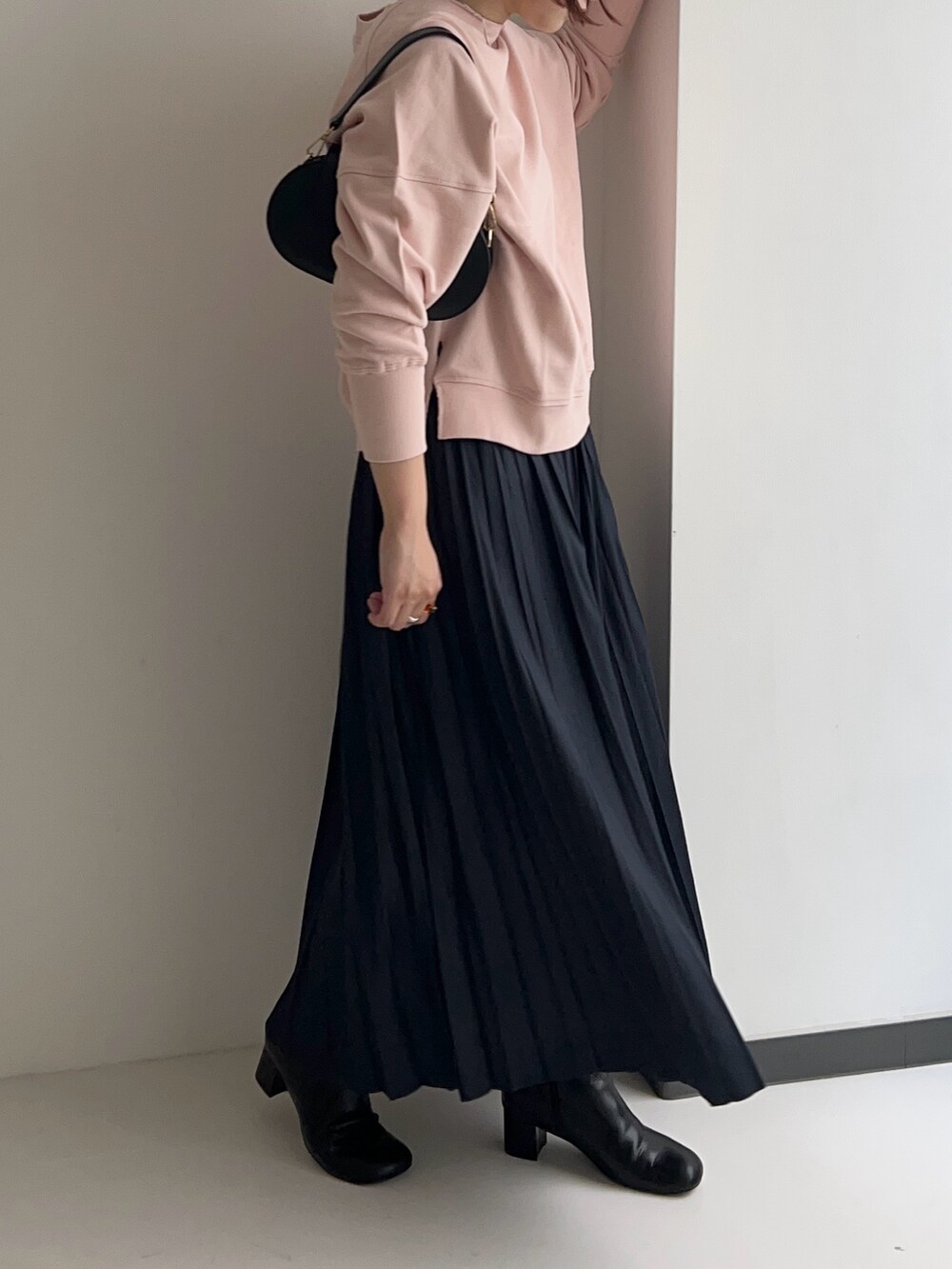 ブルー系のスカート、ピンク系のTシャツ/カットソーを着用したレディースの秋コーディネートの2枚目の写真