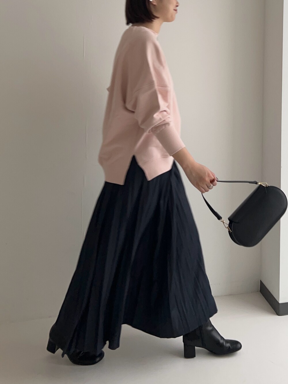 ブルー系のスカート、ピンク系のTシャツ/カットソーを着用したレディースの秋コーディネートの4枚目の写真