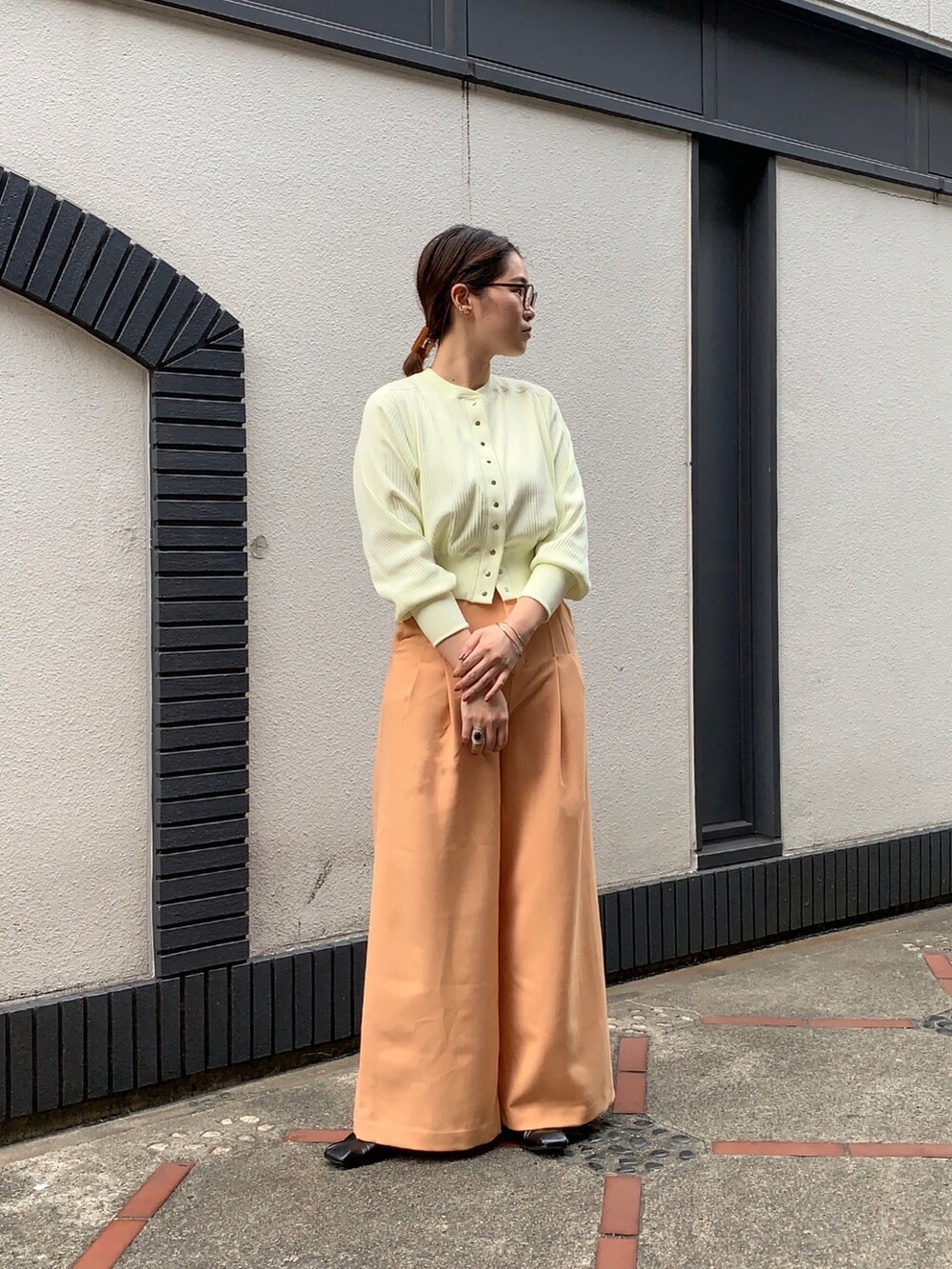 イエロー系のカーディガン/ボレロ、オレンジ系のその他パンツを着用したレディースの春コーディネートの2枚目の写真
