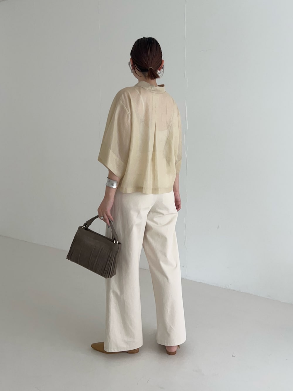 ベージュ系のその他パンツ、ベージュ系のシャツ/ブラウスを着用したレディースの夏コーディネートの3枚目の写真