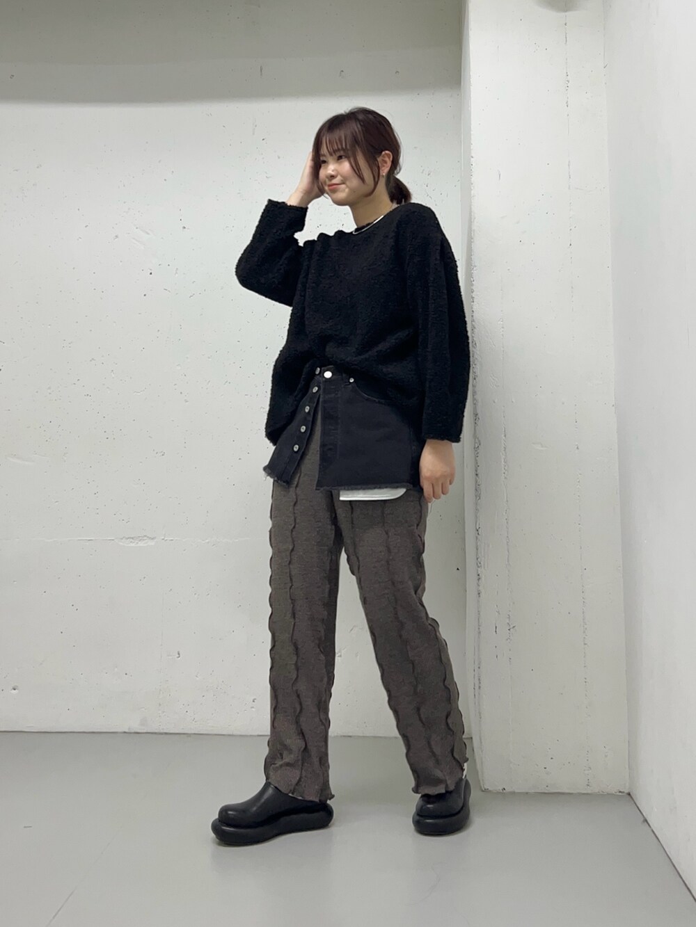 ブラック系のスカート、ブラック系のその他トップス、ブラウン系のその他パンツを着用したレディースの冬コーディネートの4枚目の写真